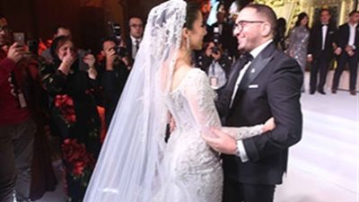 دموع الأب والعريس يُقبل يد عروسته.. لقطات من عقد قران أحمد ثروت ولمى الشواربي (صور)