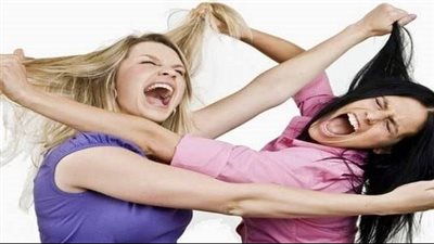 بالاسم.. مشاجرة «شد الشعر» بين فتاتين فى منطقة شهيرة بأسوان