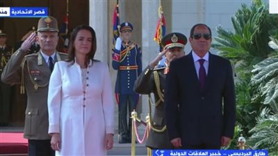 السيسي يستقبل رئيسة المجر بقصر الاتحادية.. فيديو
