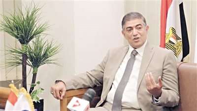 السياسي هشام عبد العزيز يكشف مخاطر تنفيذ فكرة حل الأحزاب غير الممثلة «في البرلمان»