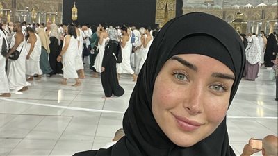 هنا الزاهد تغسل أحزانها بعد الطلاق من أمام الكعبة المشرفة