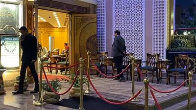 بدء عزاء طارق عبد العزيز.. وأحمد السقا أول الحضور (صور)