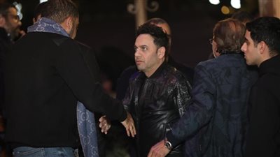 محمد جمعة ومصطفى قمر وابنه في عزاء طارق عبد العزيز (صور)