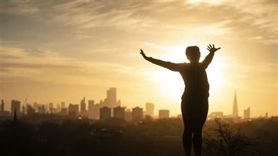 القبض على زعيم منظمة لممارسة اليوجا بتهمة الاستغلال الجنسي للنساء