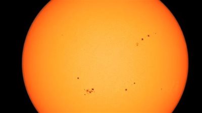علماء فلك يحذرون من بقع غريبة تتشكل في الشمس