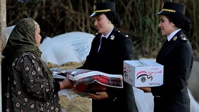 الداخلية تواصل توزيع «بطاطين ومواد غذائية» على السيدات بـ7 محافظات