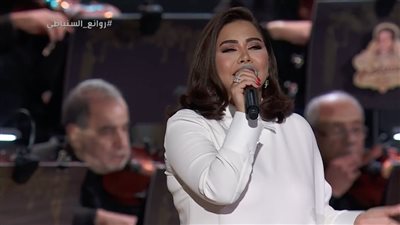 شيرين عبد الوهاب تتألق بالأبيض في حفل 