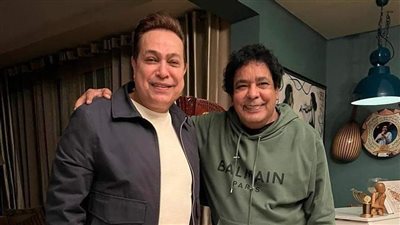 حكيم في زيارة مفاجأة لـ الكينج محمد منير في منزله (صورة)