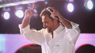 مطرب لبناني ينجو من الموت بعد حريق سيارته على الطريق (فيديو)