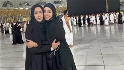 برفقة والدتها.. بسمة بوسيل تؤدي مناسك العمرة (صورة)