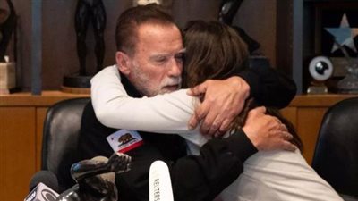 بالأحضان والهدايا.. أرنولد شوارزنيجر يستقبل عائلات الأسرى الإسرائيليين (صور)