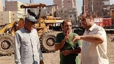 رئيس حي غرب المنصورة يتابع توصيل المرافق لمشروع مساكن الجلاء بالمدينة 