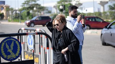 صابرين ومحمد علي رزق ومحمد محمود عبد العزيز في جنازة أشرف عبد الغفور (صور)