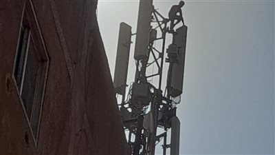 شاب يحاول إنهاء حياته من أعلى شبكة محمول بأسوان