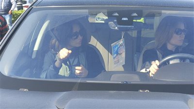 حلا شيحة وشقيقتها هنا في جنازة أشرف عبد الغفور (صور)