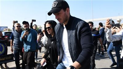 ميرفت أمين ودنيا سمير غانم وزوجها في جنازة أشرف عبد الغفور (صور)