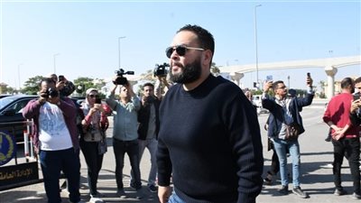 أحمد رزق وأحمد فريد وعمرو عرفة في جنازة أشرف عبد الغفور (صور)