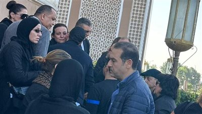 انهيار وبكاء ريهام عبد الغفور أثناء تشييع جنازة والدها (صور)