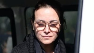 ريهام عبد الغفور تتلقى عزاء والدها أمام المقابر (صور)