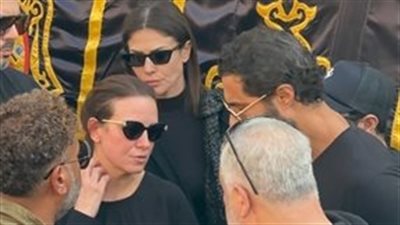 كريم فهمي وأحمد حلمي وأشرف زكي.. النجوم يقدمون العزاء لـ ريهام عبد الغفور في المقابر (صور)