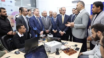 وزير الاتصالات ومحافظ المنيا يتفقدان مركز إبداع مصر الرقمية