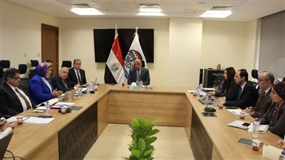 وزير قطاع الأعمال يستعرض موقف المشروع القومي لتطوير صناعة الغزل والنسيج وتوفير الأقطان