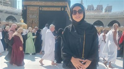 إنجي علاء تتخلص من أحزان الانفصال عن يوسف الشريف بأداء العمرة (صور)