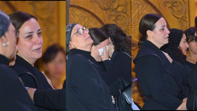 انهيار ريهام عبد الغفور أثناء تلقي عزاء والدها (صور)