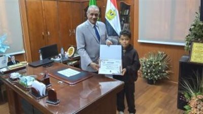 «تعليم الدقهلية» تكرم طالبا حصد المركز الأول فى مسابقة المشغولات الخشبية 