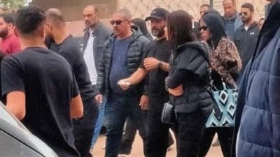 منى زكي تساند أحمد حلمي في جنازة شقيقه (صور)