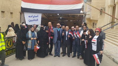 وكيل تعليم مطروح يدلي بصوته أمام لجنة الوافدين بالإدارة التعليمية بمرسى مطروح