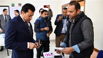 وزير الشباب والرياضة يدلي بصوته في الانتخابات الرئاسية