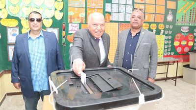 نقيب المعلمين يدلى بصوته فى الانتخابات الرئاسية بالتبين فى القاهرة