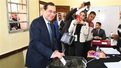 بالصور.. وزير البترول خلال الإدلاء بصوته في الانتخابات الرئاسية ببولاق أبو العلا