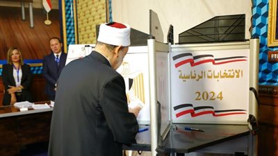 شيخ الأزهر يدلي بصوته في الانتخابات الرئاسية (صورة)