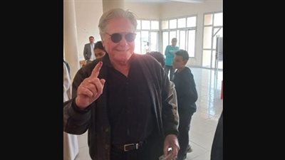 حسين فهمي يدلي بصوته في الانتخابات الرئاسية (صور)