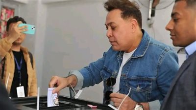 تفاعل جماهيري معه.. حكيم عقب إدلائه بصوته في الانتخابات الرئاسية: لازم الكل يشارك