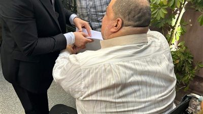 في لفتة إنسانية.. قاضى يساعد مواطن للأدلاء بصوته بالانتخابات الرئاسية بكفر الزيات 