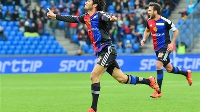 مدرب بازل يمدح الننى