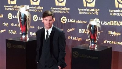 بالصور .. توافد نجوم البرسا والريال على حفل الليجا لجوائز اللاعبين