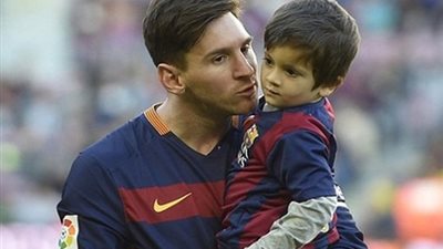 ميسي يهدي جائزة أفضل لاعب في الليجا لإبنه تياجو