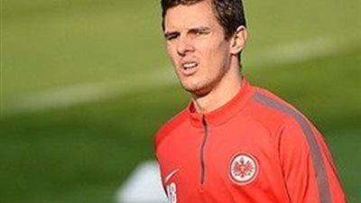 هليكوبتر تنقل لاعب إينتراخت المصاب من أرض الملعب