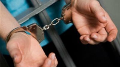 حبس 3 عاطلين لاتهامهم بالاعتداء علي ضابط شرطة بالمطار