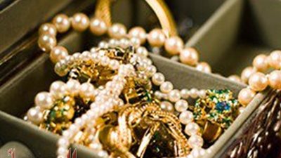 حبس خادمة سرقت فيلا 