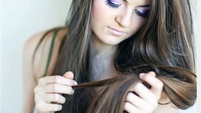 تعرفي على أهم أسباب تقصف الشعر وسبل علاجه