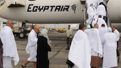 جمارك مطار القاهرة تحبط محاولة تهريب أكثر من 250 ألف جنيه مستحضرات تجميل