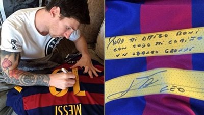 صورة .. ميسي يهدي قميصه لزميله السابق رونالدينيو