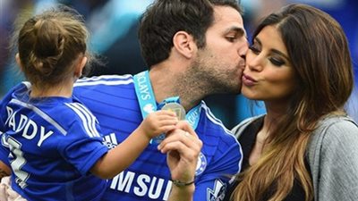 صورة ..فابريجاس يلهو مع صديقته برفقة أبطال مسلسل 