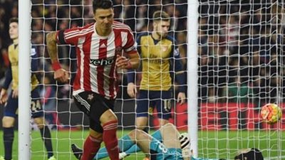 ساوثهامبتون يقسو على آرسنال ويبقي ليستر سيتي في صدارة البريميرليج