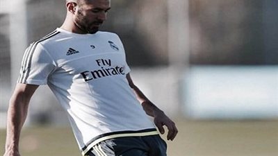 بنزيما يحتفل بالمولد النبوي بتوزيع الحلوى على الأطفال